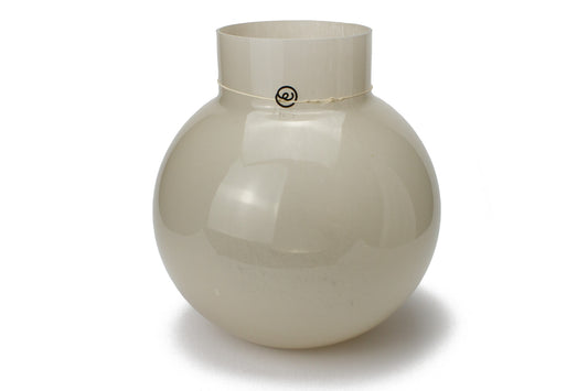 Vase boule en verre fumé