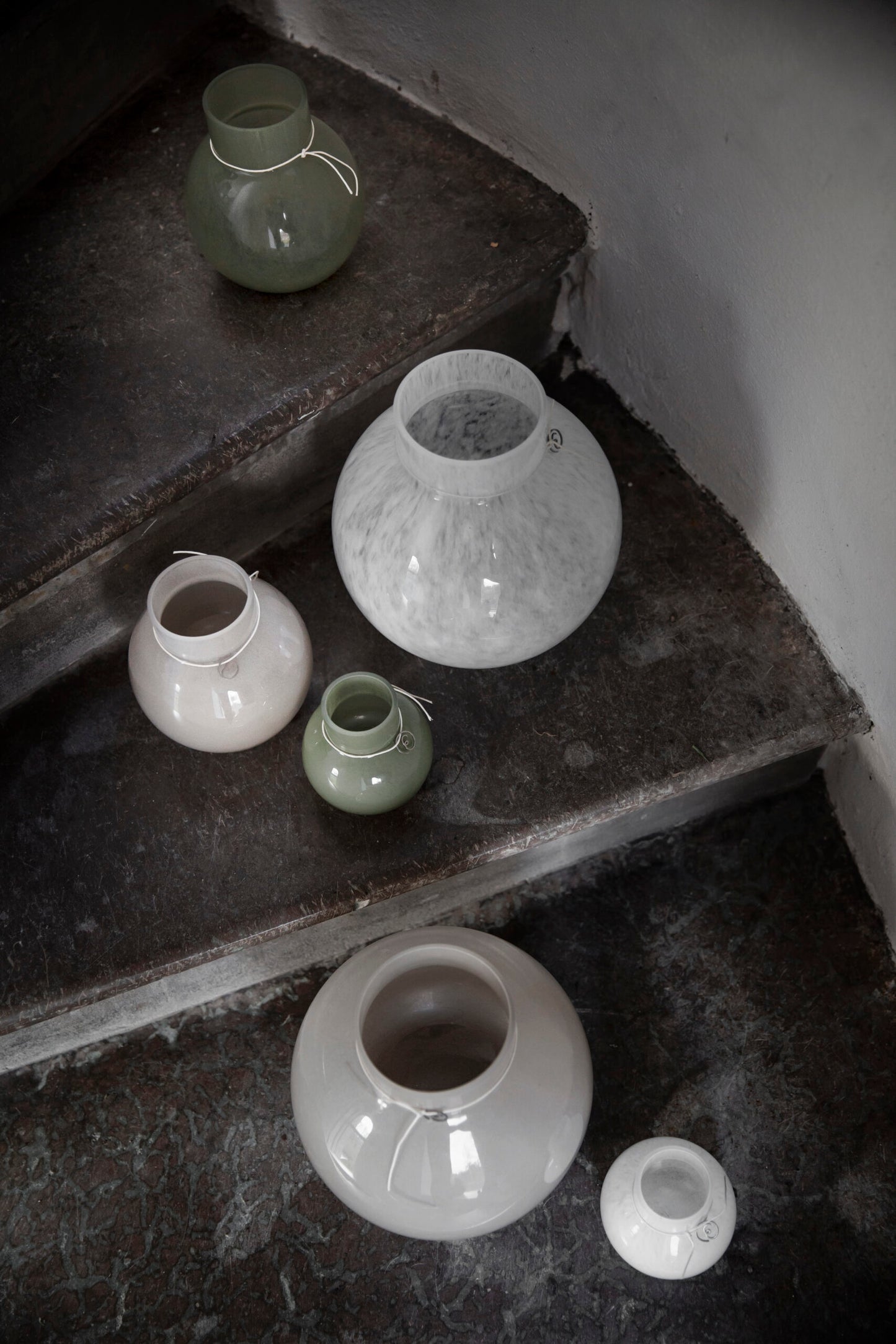 Vase boule en verre fumé