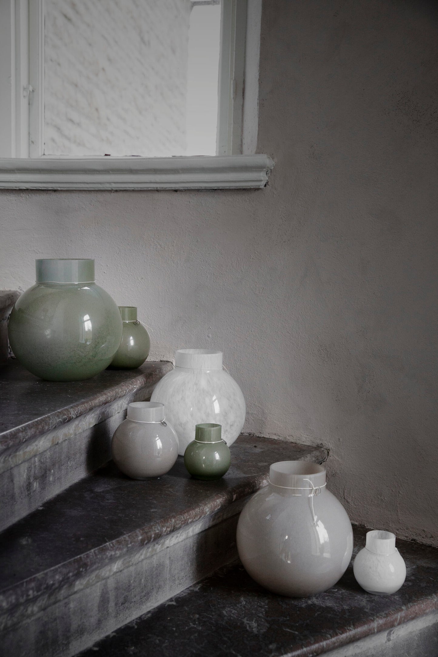 Vase boule en verre fumé